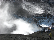 Один из четырех крупных кратеров. Всего на вулкане от 200 до 400 боковых кратеров.