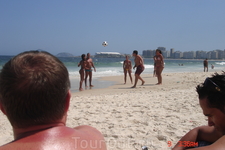 Наблюдали за молодежью играющей в волейбол. Если у нас мяч принято отбивать руками, то у них мяч отбивают чем получится: руками, ногами, коленками, головой ...