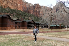 На фоне Zion lodge - небольшого туристического поселения на дне каньона. В этих домиках можно остановиться на несколько дней. Все комнаты имеют прекрасный ...