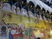 На стене мозаика с тремя сценами: Снятия с креста, Миропомазания и Положение во гроб.