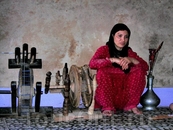 Кашмирская женщина между работой и отдыхом