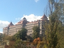 отель строился сразу как здравница, в начале 19 века все было продумано до мелочей)))