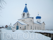 Церковь Архангела Михаила (каменная; сооружена псковскими мастерами в 1462 г.; придел и колокольня в 1854 г.), считается единственным сохранившимся в области ...