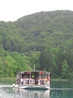 16 озер с кристально чистой изумрудной водой, связанных между собой сотнями великолепных водопадов. Туристов перевозят на речных трамвайчиках по озеру ...