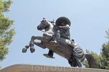 Памятник Эмилиано Сапато Салазару — лидеру Мексиканской революции против диктатуры Порфирио Диаса 1910 года. Является одним из признанных национальных ...