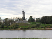 Памятник на берегу Волхова