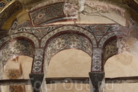 Входные группы храмовых построек оформлены фресками, мозаики представлены исключительно в глубине постройки.