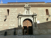 Церковь Сантьяго, принадлежавшая монастырю Святой Клары, построенная во второй половине XIV века. И, собственно, это все, что осталось от когда-то большого ...