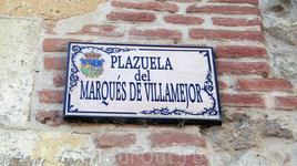 Дворец находится на маленькой площади, носящей имя маркизов Villamejor. 
Что в Гвадалахаре красивое, так то таблички с названиями улиц. На табличке можно ...