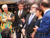 На пресс-конференции после фейерического показа своей коллекции в Ташкентском цирке Стефано Риччи (он на фото в центре - очень похож на Карла Маркса) заявил ...