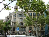 Дом Лео Морера спроектирован известным архитектором-модернистом Льюисом Доменеком и Монтанером (Lluís Domènech i Montaner). Здание было построено в 1864 ...
