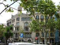 Дом Лео Морера спроектирован известным архитектором-модернистом Льюисом Доменеком и Монтанером (Lluís Domènech i Montaner). Здание было построено в 1864 и реконструировано в 1902 году.