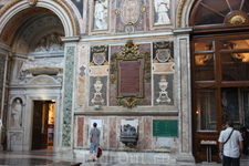 Сан Джованни ин Латерано до Ватикана был главным собором Европы. Внутреннее убранство поражает. Если придти пораньше, то людей будет мало.