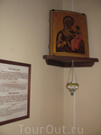 "Святой уголок" с иконой и молитвами рядом с ней.