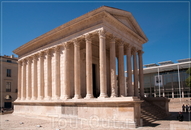 Квадратный Дом, храм, посвященный внукам Августа, представлял собой по изяществу чудо греко-римской архитектуры. Во II веке была закончена арена; она сохранилась ...