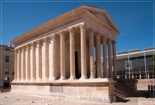 Квадратный Дом, храм, посвященный внукам Августа, представлял собой по изяществу чудо греко-римской архитектуры. Во II веке была закончена арена; она сохранилась в неприкосновенном виде и до сих пор, 