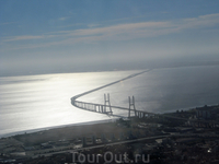 Самый длинный мост в Лиссабоне через реку Тежу. На восходе солнца