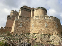 В этом небольшом городке два замка, но первый, это развалины. Для строительства этого замка, замка Мендоза, частично использовались кирпичи из стен первого укрепления. До руин мы не доехали, замерзли 