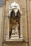   В  Италии часто на домах  встречаются статуи святых,  Флоренция не исключение,вот-статуя богоматери с младенцем на руках  как оберег здания. А еще я ...