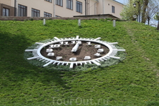 Часы  в городе на Крыничной площади