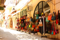 На улицах Ретимно разноцветная коллекция сумок