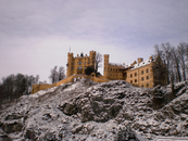 Замок Хоэншвангау (нем. Schloß Hohenschwangau) расположен в Германии, неподалеку от городка Фуссен (нем. Füssen), что в Баварии. Расположен всего в нескольких ...