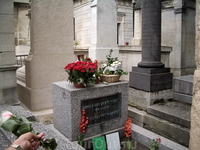 Могила Джима Моррисона - место паломничества многочисленных почитателей его таланта. 