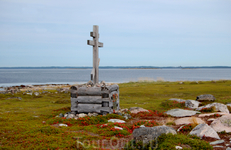 Поклонный крест, установленный Петром1 на Заяцком острове.