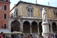 Верона.Площадь Синьории.За памятником Данте видны арочное строение.Это  лоджия  дель  Консильо,дворец 15 века,наи карнизе дворца 5 водруженных  статуи(фото ...