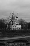 Церквушка, на противоположной стороне реки.