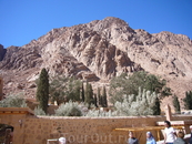 Гора Синай  имеет высоту 2285 м над уровнем моря. Существует версия, что это та самая гора Хорив, на вершине которой Господь явил пророку Моисею свое откровение ...
