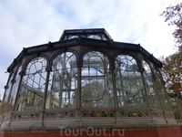 Архитектурный шедевр, построенный из стекла и металла.