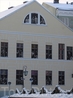 На торцевой стороне здания в оконных проемах размещены фотографии преподавателей,ректоров и деканов Тартуского университета. Окна обращены на университетский ...