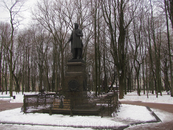 Памятник композитору Глинке. Расположен в парке Блонье, возле другого входа.