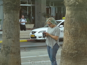Женщина с зелёными волосами и разноцветными ногтями. На улицах Тель-Авива.