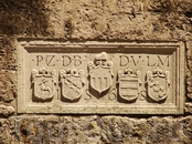 Стены, окружающие Ираклеон, были построены венецианцами в 1565 году. Они сохранились в первозданном виде, хотя и сдерживали осаду турков в течении 21 