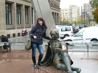 Скульптуры перед памятником знаменитого испанского художника Франсиско Гойя. Сарагоса родина Гойи.