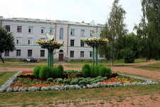 Композиция на улице Ленина напротив городской поликлиники.