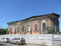 Где то в центре Рыбинска расположено и это руинированное здание