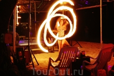 Каждый вечер в барах на пляже Fire Show