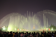 Когда на Сиань опускается ночь, великолепное зрелище представляет собой самый крупный в Азии музыкальный фонтан, располагающийся на площади возле Большой Пагоды Диких Гусей.