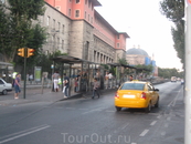 Остановка стамбульского трамвая! вход на остановку через турникеты (как в метро) по жетонам, сам трамвай выглядит как скоростной поезд, а внутри работает ...