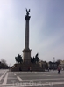 В центре площади - колонна с Архангелом Гавриилом на земном шаре и с короной короля Иштвана (не каждого короля короновали этой драгоценной для венгров ...