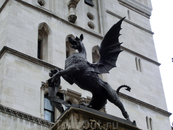 Верхушку памятника Виктории украшает энергичный дракон - символ Лондонского Сити.