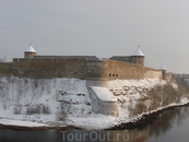 Напротив замка Германа, на другом берегу реки Нарова, находится российская Ивангородская крепость.