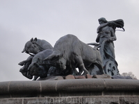 Знаменитый фонтан &quotГефион&quot. Скульптору удалось передать трагизм и пафос древнескандинавского мифа. Мощь и величие богини унаследовал такой же независимый и трудолюбивый датский народ.