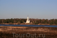 Церковинка на противоположном берегу.