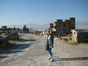 Развалины древнего города Хиераполиса.Вдалеке видны травертины Памуккале.