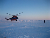 Вертолёт МИ-8 совершает посадку на льдину.