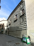 Это Casa de los Picos - дом, такой же знаменитый, как Casa de las Conchas в Саламанке (http://tourout.ru/travels/7260/images/14.html ), построенный в конце ...